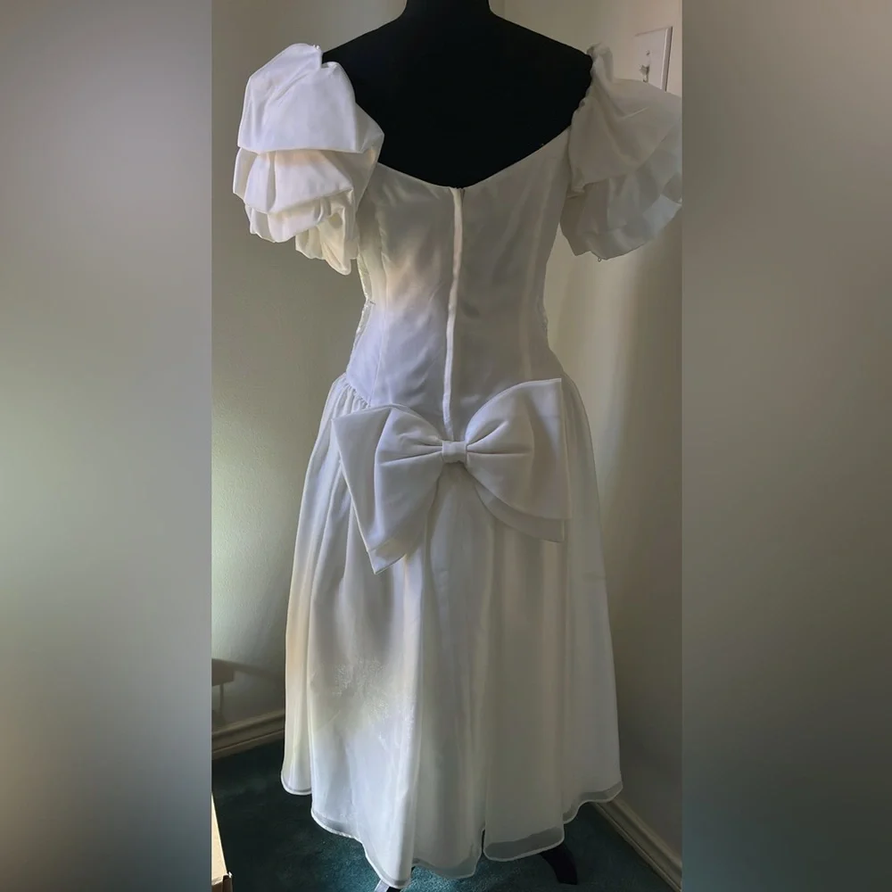 Size 11 Wedding Dress, Tea Length, gorgeous lace bodice & sweetheart neckline - Picture 4 of 7